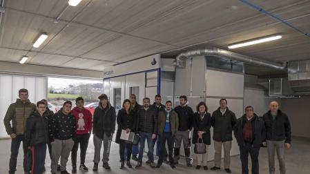 Los alumnos que comenzaron este lunes sus clases junto a representantes del Ayuntamiento,  Laseme y la Asociación Navarra de Talleres.