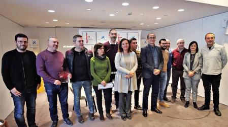 PRESENTACIÓN. De izq. a dcha.: Unai Lako, alcalde de Aoiz; Jesús Ogayar, concejal de Cultura de Beriáin; Pello Gurbindo, concejal de Cultura de Villava; Zutoia Toral, presidenta de la Red de Teatros de Navarra; Gorka García, alcalde de Corella; Ana Díez Fontana, directora de CaixaBank en Navarra; Ibai Antón, concejal de Juventud de Ansoáin; Javier Fernández Valdivielso, director general de Fundación Caja Navarra; Jesús María Rodríguez, alcalde de Ribaforada; Ignacio Gutiérrez, alcalde de Azagra; Francisco Javier Artola, concejal de Cultura de Los Arcos; Raquel Garbayo, alcaldesa de Cintruénigo, y Arturo Goldaracena, alcalde de Tafalla.