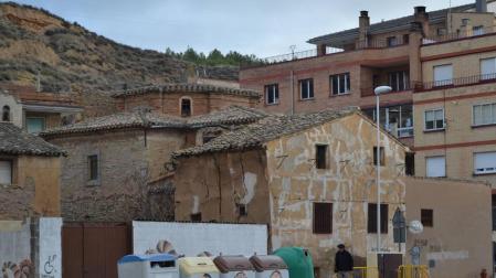 El Ayuntamiento ha retirado unos metros los contenedores situados ante la casa en ruinas.