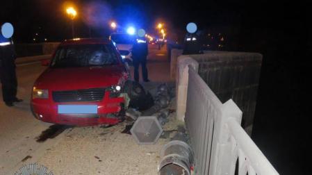 Un conductor ebrio ha derribado una farola del puente del Ebro en Tudela