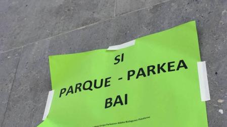 Los vecinos mantienen desde hace semanas unos carteles reivindicativos visibles a pie de calle.