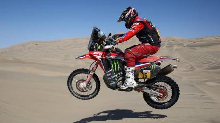 El estadounidense Ricky Brabec, en su moto Honda durante la séptima etapa del Rally Dakar 2019.