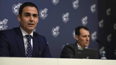 Carlos Clos Gómez y Velasco Carballo, durante la rueda de prensa en la Ciudad del Fútbol para hacer balance de la utilización del VAR.