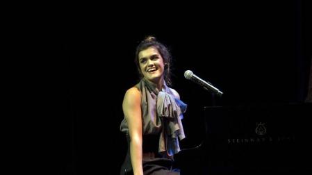 La ganadora de 'Operación Triunfo' ofreció este jueves, 4 de octubre, un concierto en el teatro pamplonés, acompañada por la Free Fall Band