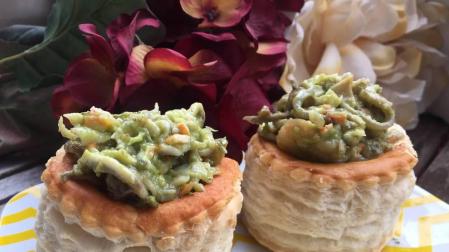 Volovanes rellenos de mousse de aguacate, marisco y verduras.