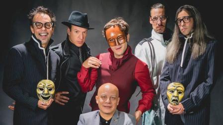 Los integrantes de Ron Lalá:  Miguel Magdalena (director musical), Juan Cañas (detective Noir), Daniel Rovalher (interpreta al Teatro), Íñigo Echevarría (Teniente Blanco) y Álvaro Tato (autor del texto). Sentado, Yayo Cáceres (director).