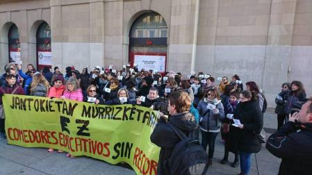 Cerca de un centenar de trabajadoras de comedores escolares protestaron contra los recortes este miércoles frente al Palacio de Navarra.