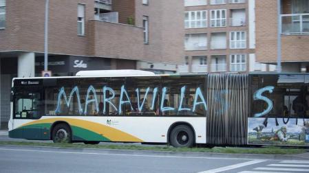 El autobús, poco después del ataque el martes por la mañana, en la avenida de Pamplona.