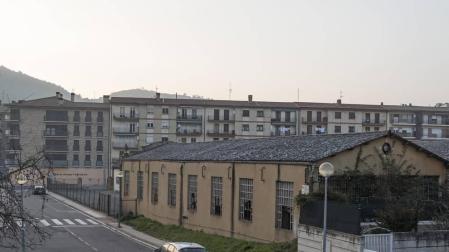La unidad que se propone desarrollar se extiende en varias parcelas a la derecha de la imagen, en terrenos donde se alzan todavía hoy las naves de la antigua fábrica Plastiega.