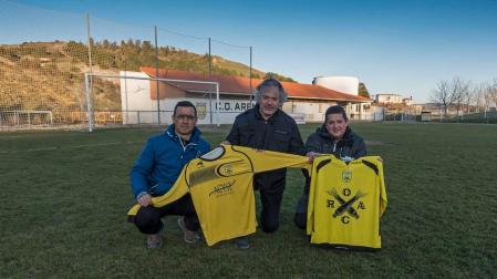 Óscar Rubio; Maxi Ros, presidente del Club Deportivo Arenas; y Luis Remírez Hermoso en el campo Javi Martínez de Ayegui.