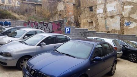 Imagen del estacionamiento y del muro que se prevé embellecer.