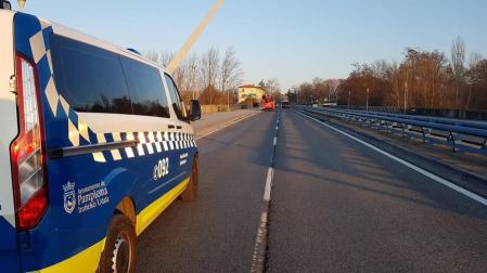 Puente del Vergel desde el que se ha desplegado la pancarta en apoyo al Gaztetxe Maravillas