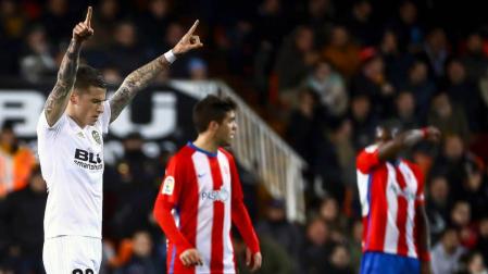 El Valencia remontó ante un Sporting que aguantó el primer tiempo