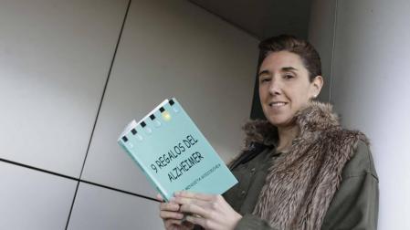 La pamplonesa Matilde Mendieta, de 38 años, es la cuidadora principal de su madre, Juana Mari Goicoechea, de 76, y diagnosticada de Alzheimer desde los 69. En la foto, posa con su libro.