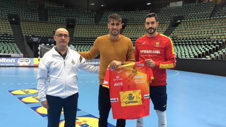 El navarro Javi Martínez visita a la selección española en Múnich
