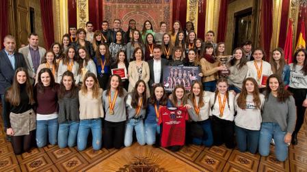 Las selecciones navarras de balonmano y el conjunto junior del club Alaia de gimnasia rítmica, en la recepción de la consejera Herrera en el Salón del Trono.