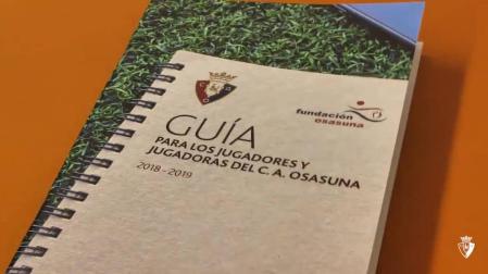 Osasuna reparte a sus canteranos una guía con información del club