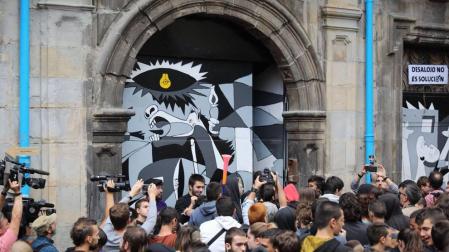 El movimiento okupa desalojado este viernes del Palacio de Marqués de Rozalejo en Pamplona ha celebrado una asamblea en la plaza del Castillo a la que han acudido varios cientos de personas y tras la que ha comenzado una 'kalejira' que ha sido frenada en diferentes puntos por la Policía Nacional
