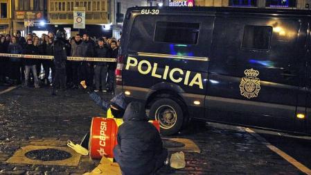 Jóvenes simpatizantes del gaztetxe cortaron el tráfico durante tres horas este jueves, 17 de enero, en una nueva protesta contra el desalojo del Palacio del Marqués de Rozalejo.