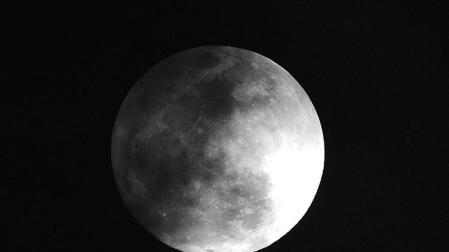 El fenómeno de la "súperluna" dificultaba algo la visión de las Acuáridas, procedentes del cometa Halley, y que se pudieron observar durante el viernes por la noche, especialmente desde el hemisferio sur del planeta. EFE