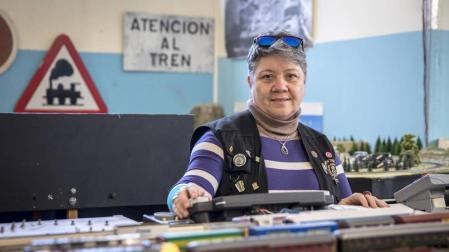 Ana jugaba junto a las vías del tren