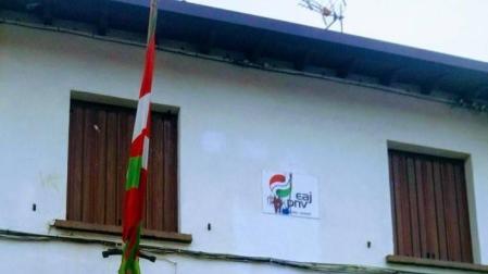 Tapian con ladrillos y cemento la puerta del batzoki del PNV en Alsasua en apoyo a la ocupación de Rozalejo.