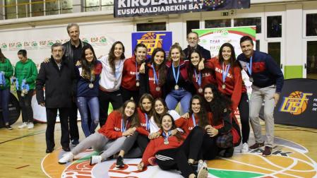 Deportistas de Barañáin, con las selecciones navarras en Lezo y en Huelva