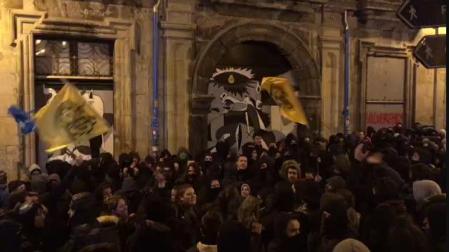 Cientos de jóvenes se manifiestan ante la puerta del gaztetxe