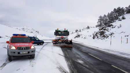 La nieve obliga al uso de cadenas en la N-137 en la Contienda
