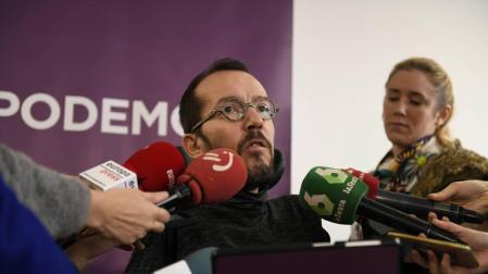 El secretario de Organización de Podemos, Pablo Echenique, hace declaraciones a su llegada a la primera reunión de su comité de campaña con los líderes territoriales del partido.