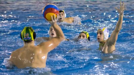 El líder arroya al Waterpolo Navarra