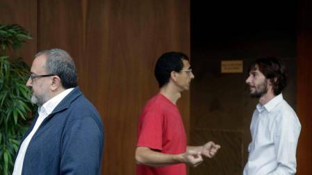 José Miguel Nuin (I-E), a la izquierda. Tras él hablan dos parlamentarios de Podemos-Orain Bai: el crítico Velasco y el oficialista Buil.