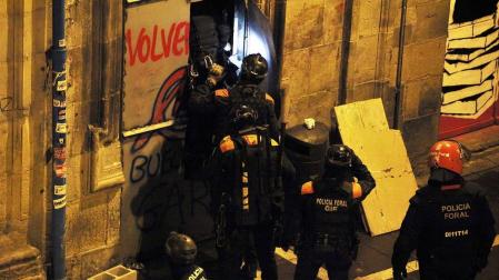 Agentes de la Policía Foral entran en Rozalejo