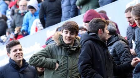 Imágenes del búscate en la grada del Osasuna-Mallorca