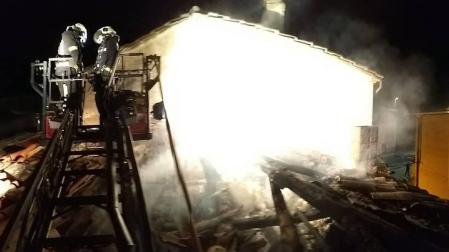 Un incendio originado en una chimenea calcina una vivienda en Aibar