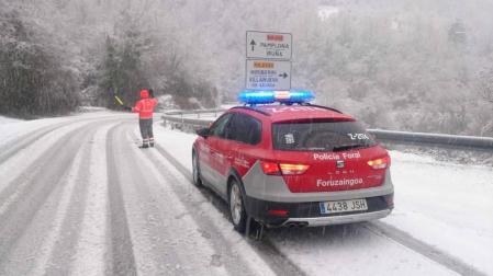 La nieve acumulada en la calzada obliga al uso de cadenas en tres carreteras de Navarra