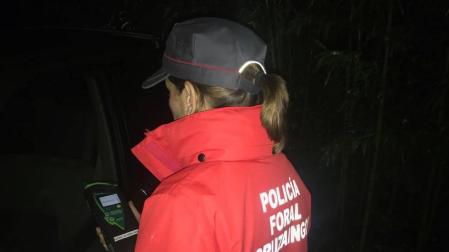 Una agente de la Policía Foral realiza un test de alcoholemia.