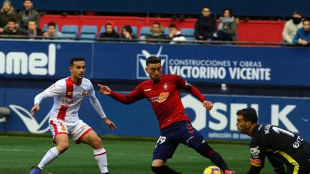 Momento en el que Kike Barja se anticipa a Reina, que no atrapa la pelota, para marcar el primer gol del partido disputado este domingo en El Sadar contra el Mallorca.