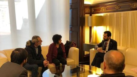 El presidente del Parlament recibe a familiares de los condenados de Alsasua