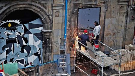 Operarios refuerzan las puertas de Rozalejo con vigilancia de la Policía Foral