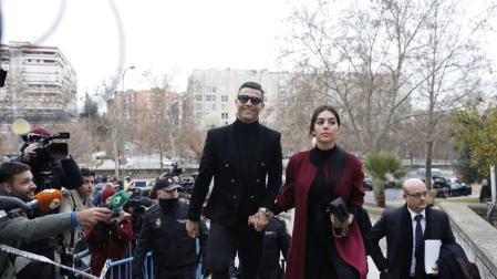Cristiano Ronaldo hace el 'paseíllo' junto a Georgina en su llegada a la Audiencia