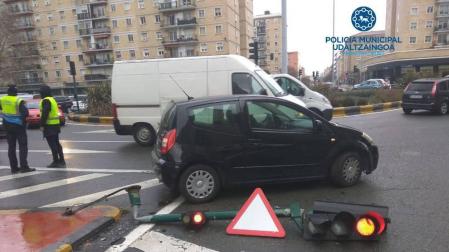 Un accidente entre dos vehículos en San Jorge finaliza con un semáforo en el suelo