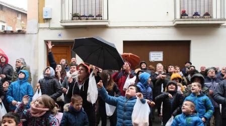 Lluvia de panes en Los Arcos para celebrar San Vicente