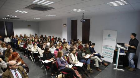 El maestro César Bona, ayer por la tarde en Foro Europeo (Cizur), ante más de 130 personas.