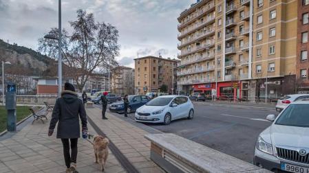 Imagen de otra de las zonas reguladas por parquímetros en la ciudad, el parking frente a ikastola.
