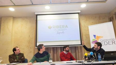 LA PRESENTACIÓN De izquierda a derecha, Abel Casado, Eusebio Saez, Eneko Larrarte y Pedro Blanco, en la presentación de la nueva imagen turística de la Ribera presentada este jueves en la sede del Consorcio Eder de Tudela.