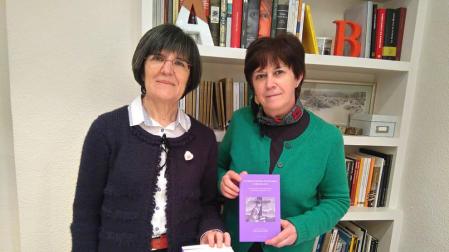 Isabel Azquézar Artal y Berta Lázaro Martínez con varios ejemplares del libro que presentan este viernes.