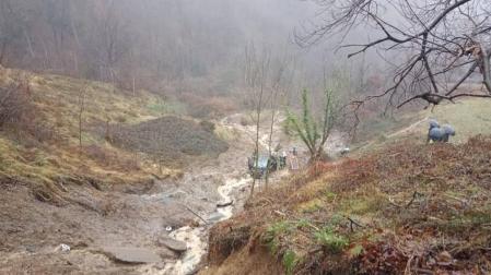Muere un conductor de 70 años al hundirse la carretera en Mieres
