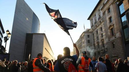 Decenas de taxistas sin vehículos se concentran ante el Congreso