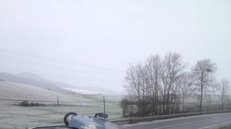 Tres heridos leves tras volcar un microbús escolar en Ibiricu a causa de la nieve